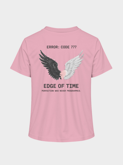 Vyfinity Edge of Time T-Shirt in Rosa, Rückseite. Großes Wing-Design mit schwarzen und weißen Engelsflügeln, rosa Herz in der Mitte und dem Schriftzug „Error: Code 777 – Edge of Time – Perfection was never programmed“. Streetwear Design für Damen.