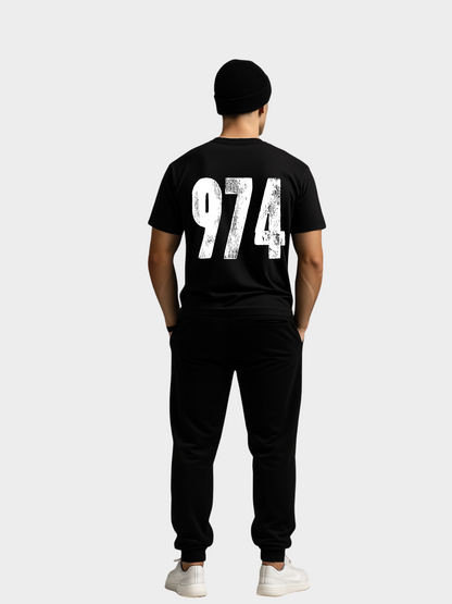 Vyfinity Omertà T-Shirt Schwarz Rückseite mit großem 974 Backprint, getragen von Model mit schwarzer Mütze und Jogginghose