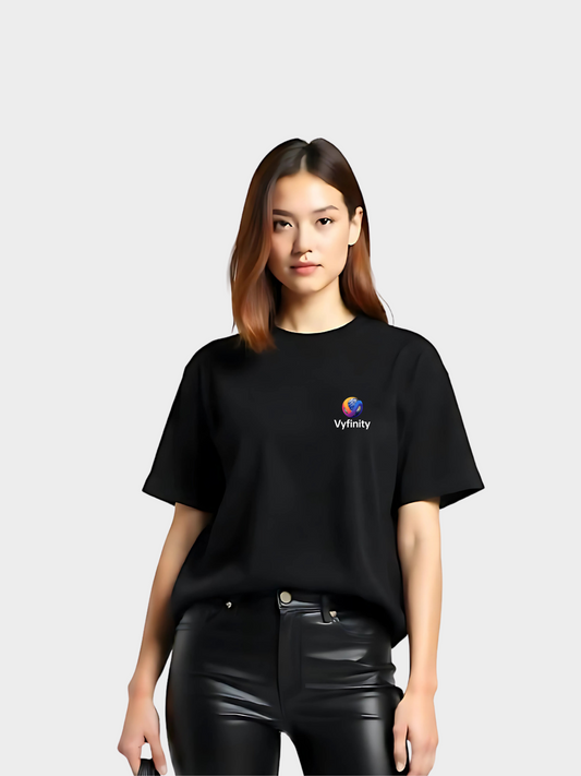 Schwarzes Damen-T-Shirt mit kleinem Vyfinity-Logo auf der linken Brust, minimalistische Streetwear, kombiniert mit schwarzer Lederhose.